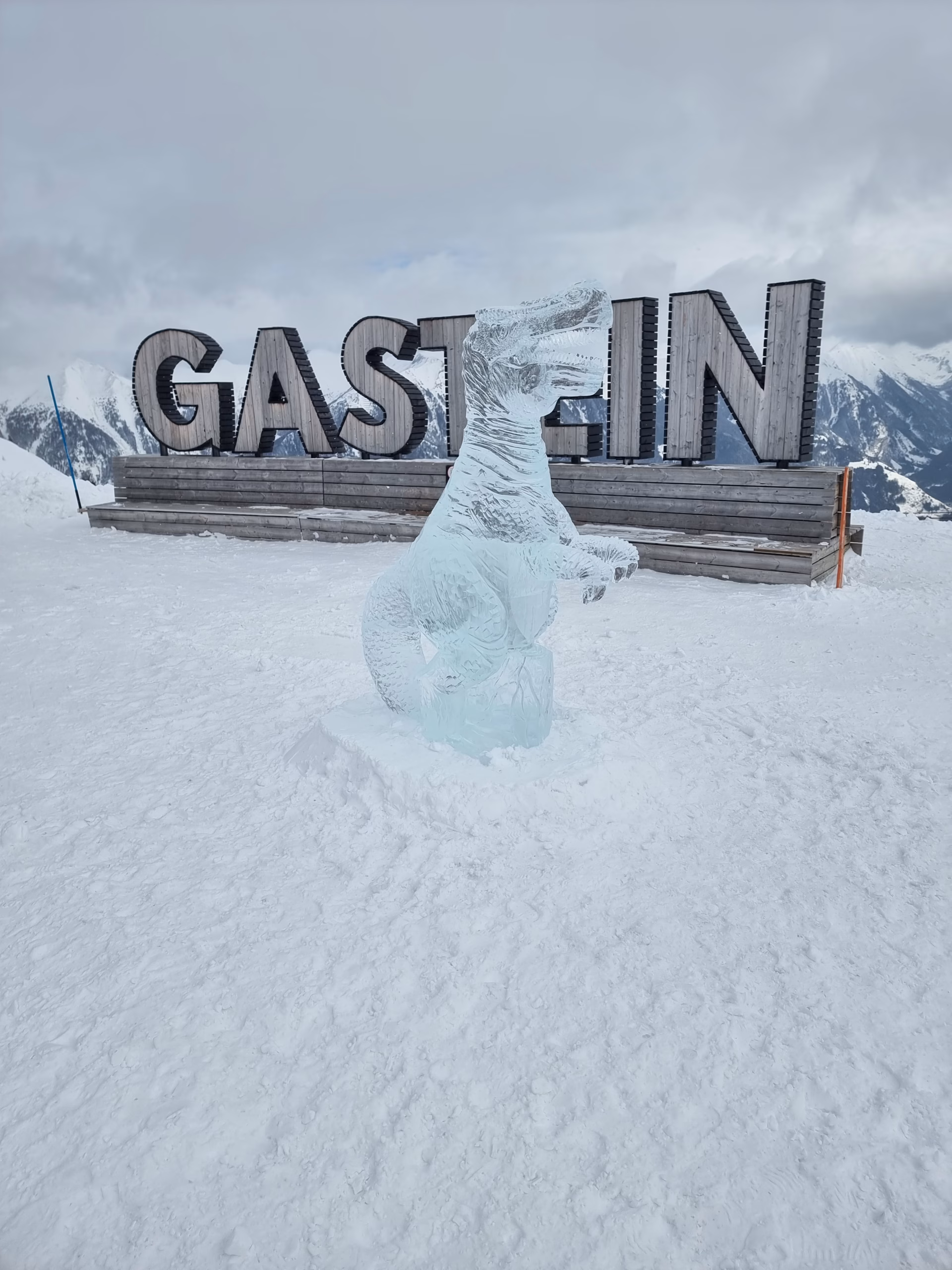 Eisskulptur Dinosaurier vor Bergkulisse in Bad Gastein – Showpiece für Winter-Event | Eisschnitzer Franken Carving