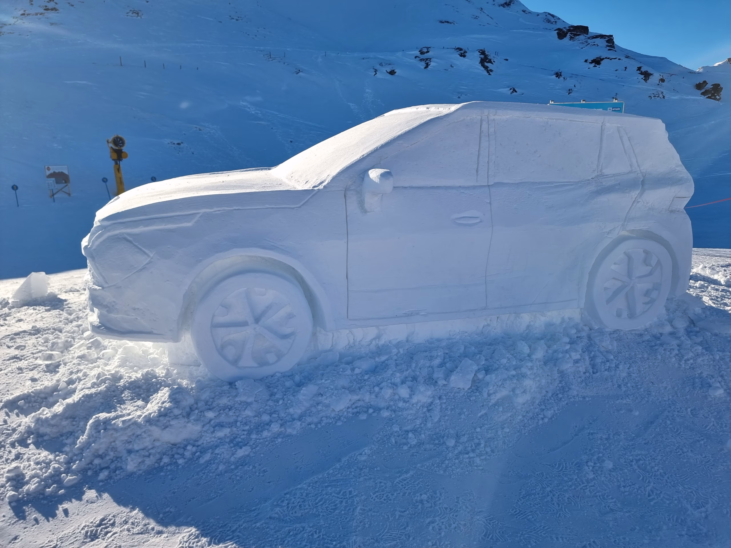 Schneeskulptur Auto – großformatiges Objekt für Outdoor-Event im Skigebiet