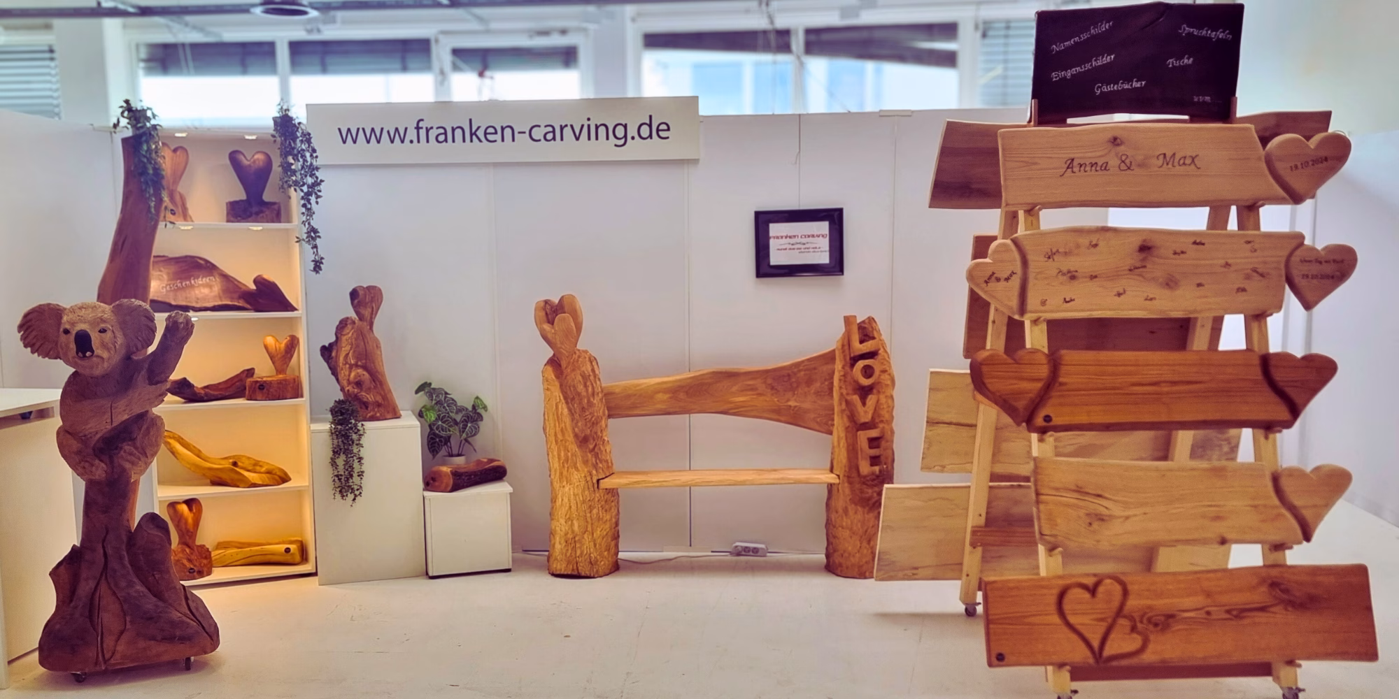 Messestand mit Holzschildern von Franken Carving by Stefan Steinbrich, Holz- und Eisschnitzer aus Bayern in Deutschland