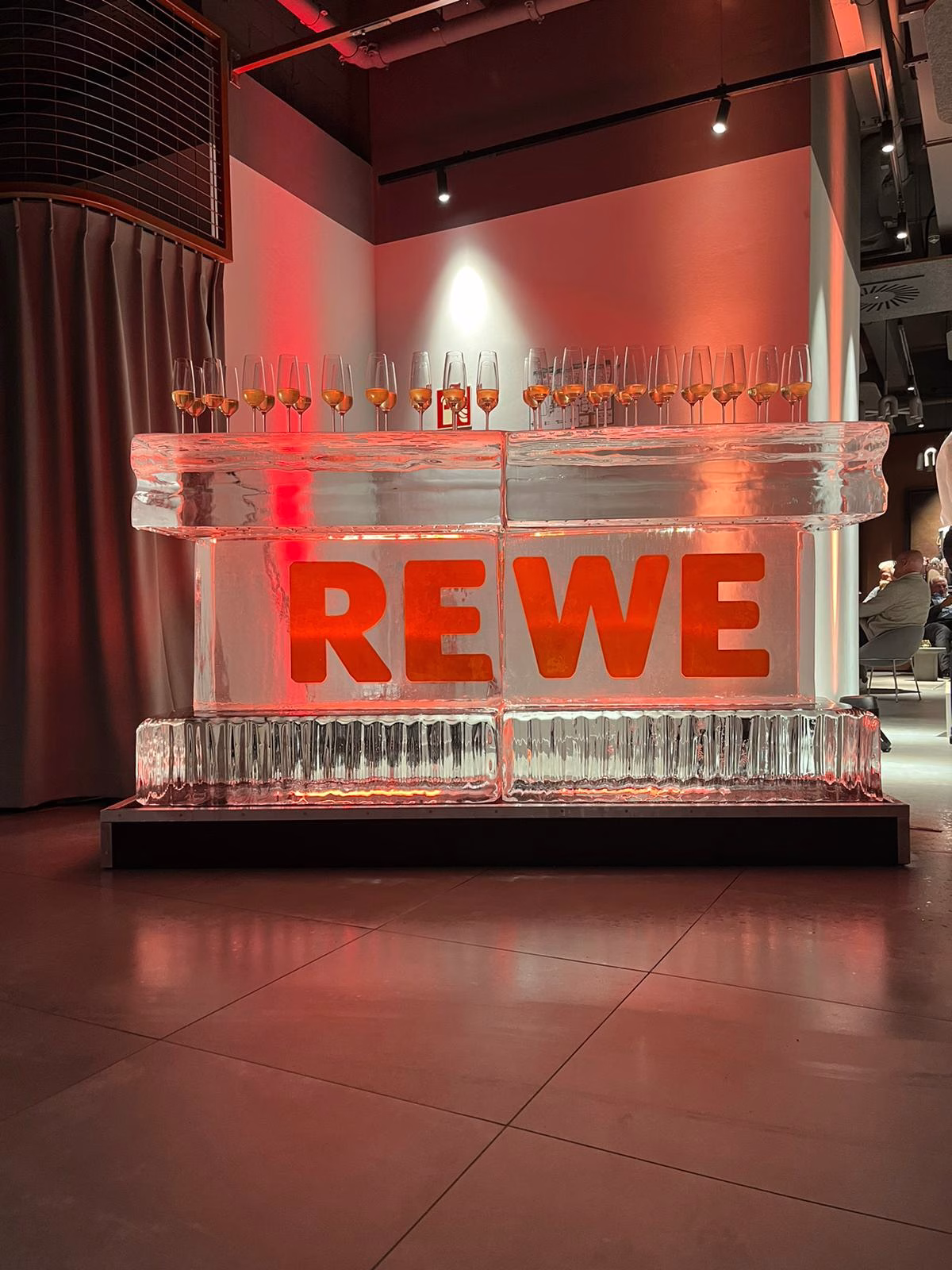 Eisbar bzw. Eistheke mit dem Rewe-Logo. Erstellt von Stefan Steinbrich, Eisschnitzer aus Weisendorf in Franken, Bayern