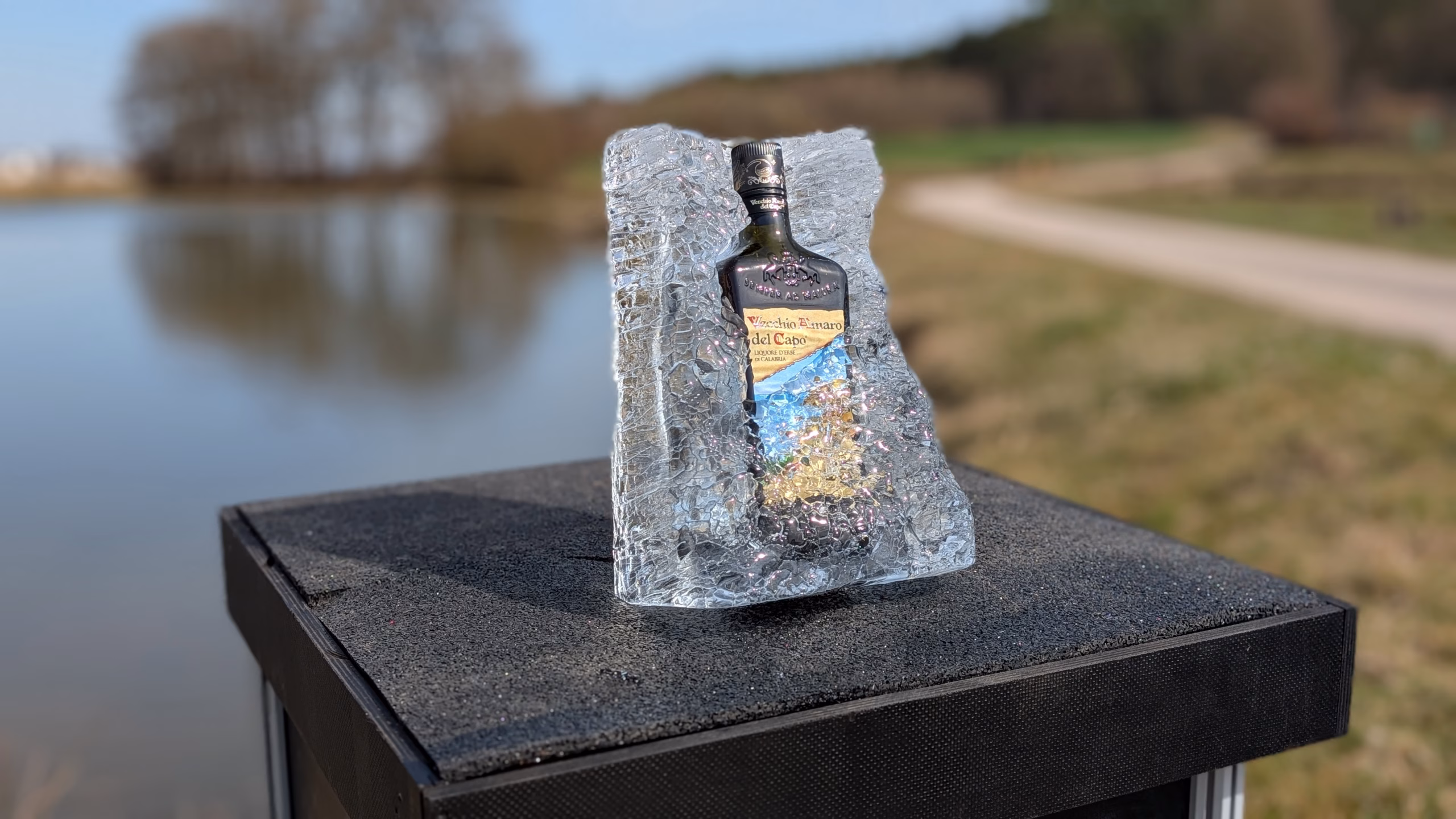 Produkt im Klareis eingebettet – Flasche als Eisskulptur für POS/Messe | Eisschnitzer Franken Carving