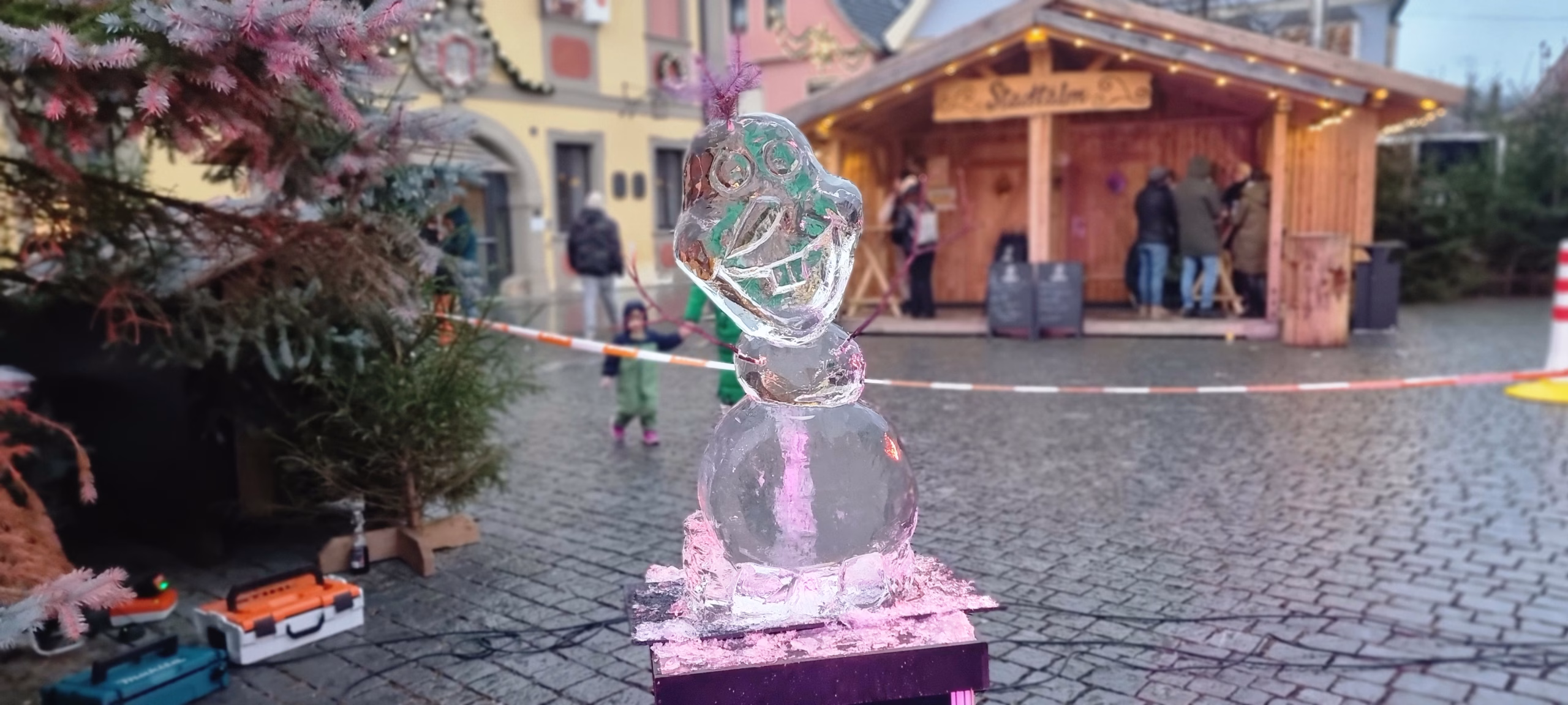 Eisskulptur Figur/Schneemann mit LED – Installation für Weihnachtsmarkt/City-Event