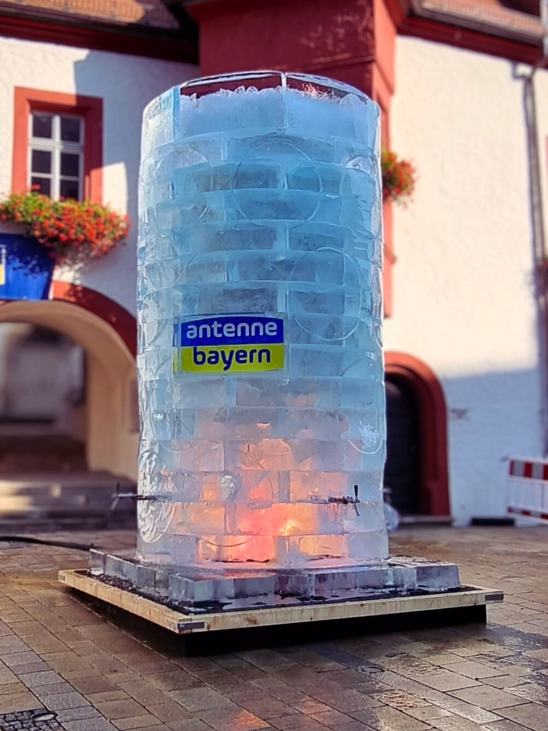 Ice carver for events – Live ice carving with ice sculpture at a corporate event