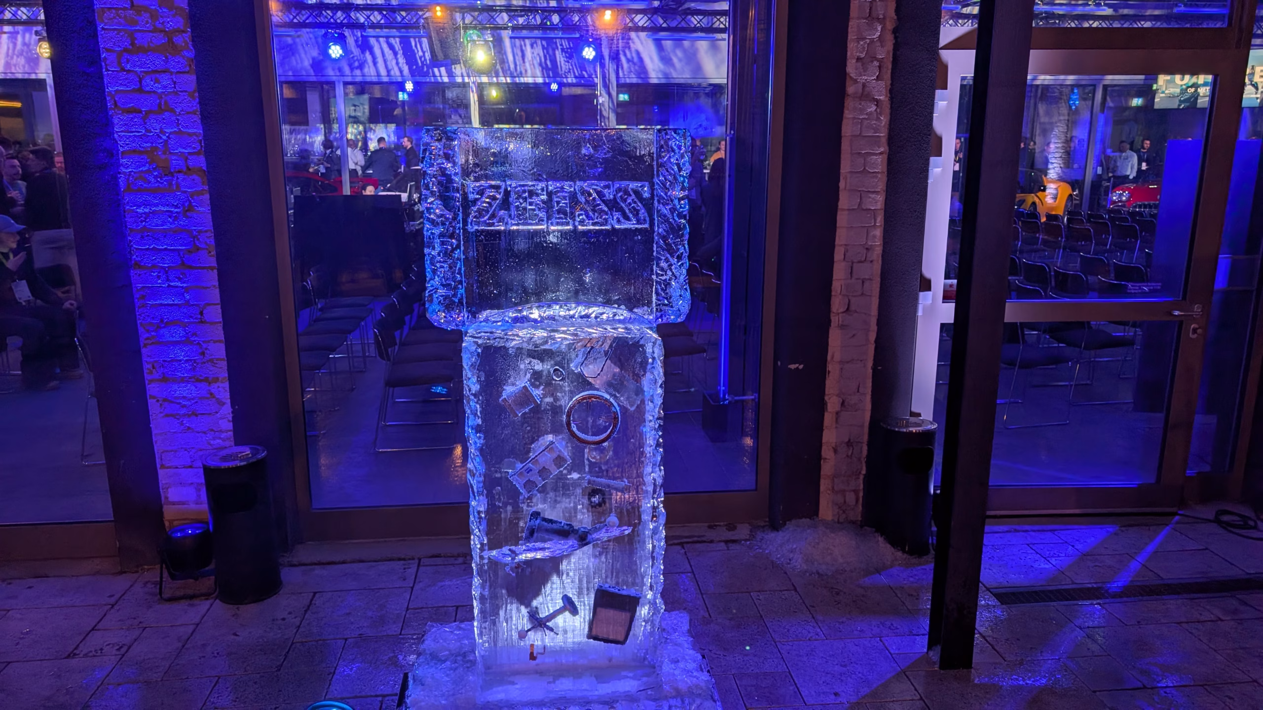 Eisbar mit REWE-Logo – Eislogo & Theke für Marken-Event | Eisschnitzer Franken Carving